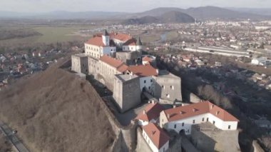 Bir İHA 'dan Mukachevo' daki Palanok kalesine hava görüntüsü