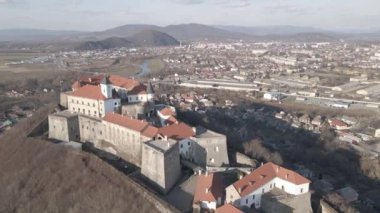 Bir İHA 'dan Mukachevo' daki Palanok kalesine hava görüntüsü