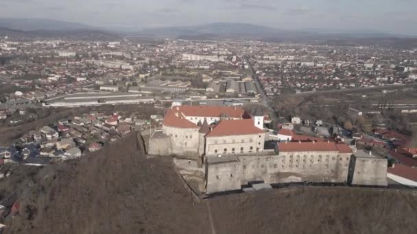 Letecký pohled z dronu na hrad Palanok v Mukačevu — Stock video