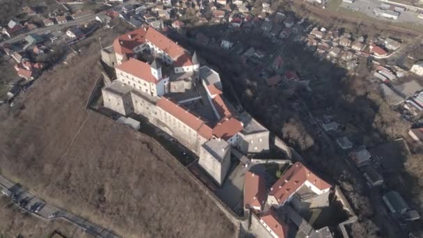 Letecký pohled z dronu na hrad Palanok v Mukačevu — Stock video