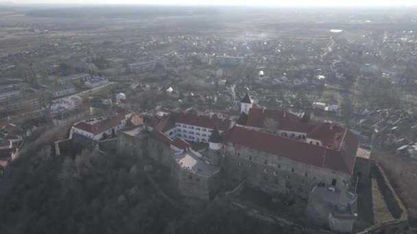 Letecký pohled z dronu na hrad Palanok v Mukačevu — Stock video