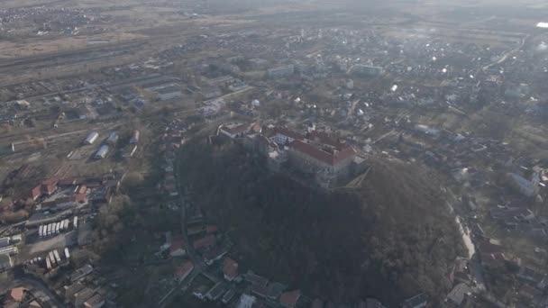 从无人驾驶飞机俯瞰Mukachevo的Palanok城堡 — 图库视频影像
