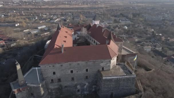 Letecký pohled z dronu na hrad Palanok v Mukačevu — Stock video