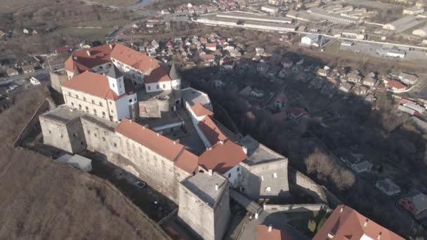 Luchtfoto van een drone naar Palanok kasteel in Mukachevo — Stockvideo