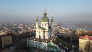 Sonbaharda gün batımında Kiev 'deki St. Andrews Kilisesinin insansız hava aracı görüntüsü.