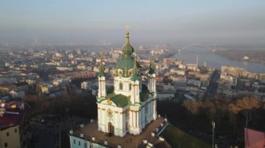 Sonbaharda gün batımında Kiev 'deki St. Andrews Kilisesinin insansız hava aracı görüntüsü.