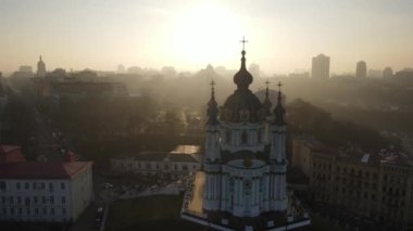 Sonbaharda gün batımında Kiev 'deki St. Andrews Kilisesinin insansız hava aracı görüntüsü.