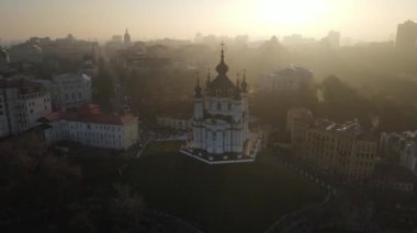Sonbaharda gün batımında Kiev 'deki St. Andrews Kilisesinin insansız hava aracı görüntüsü.