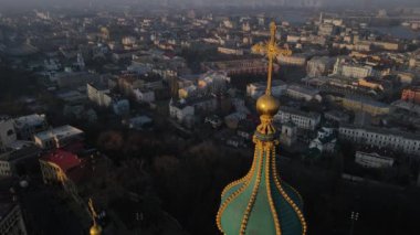 Sonbaharda gün batımında Kiev 'deki St. Andrews Kilisesinin insansız hava aracı görüntüsü.