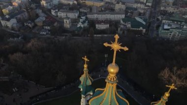 Sonbaharda gün batımında Kiev 'deki St. Andrews Kilisesinin insansız hava aracı görüntüsü.