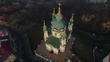 Sonbaharda gün batımında Kiev 'deki St. Andrews Kilisesinin insansız hava aracı görüntüsü.