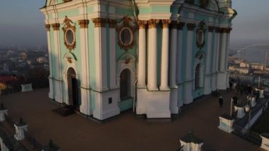 Sonbaharda gün batımında Kiev 'deki St. Andrews Kilisesinin insansız hava aracı görüntüsü.