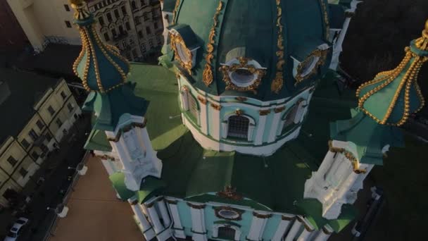 Luchtfoto van een drone van St. Andrews kerk in Kiev in de herfst bij zonsondergang — Stockvideo