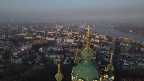 Légi felvétel a kijevi Szent András templom drónjáról ősszel naplementekor — Stock videók