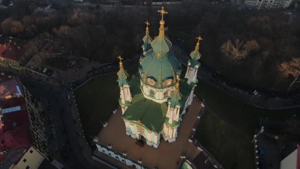 Vista aérea desde un dron de la iglesia de St. Andrews en Kiev en otoño al atardecer — Vídeos de Stock