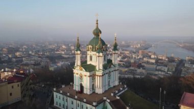 Sonbaharda gün batımında Kiev 'deki St. Andrews Kilisesinin insansız hava aracı görüntüsü.