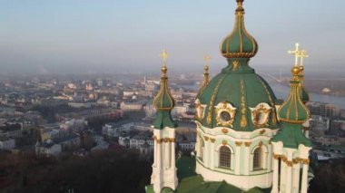 Sonbaharda gün batımında Kiev 'deki St. Andrews Kilisesinin insansız hava aracı görüntüsü.