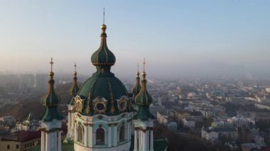 Sonbaharda gün batımında Kiev 'deki St. Andrews Kilisesinin insansız hava aracı görüntüsü.