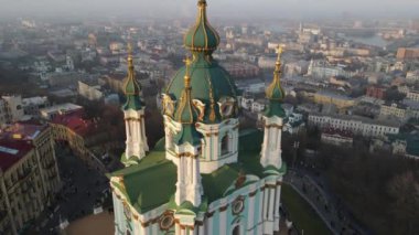 Sonbaharda gün batımında Kiev 'deki St. Andrews Kilisesinin insansız hava aracı görüntüsü.