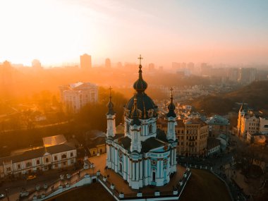 Sonbaharda gün batımında Kiev 'deki St. Andrew Kilisesinin insansız hava aracı görüntüsü.