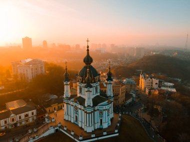 Sonbaharda gün batımında Kiev 'deki St. Andrew Kilisesinin insansız hava aracı görüntüsü.