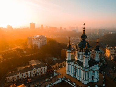 Sonbaharda gün batımında Kiev 'deki St. Andrew Kilisesinin insansız hava aracı görüntüsü.