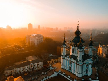 Sonbaharda gün batımında Kiev 'deki St. Andrew Kilisesinin insansız hava aracı görüntüsü.
