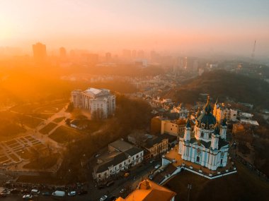 Sonbaharda gün batımında Kiev 'deki St. Andrew Kilisesinin insansız hava aracı görüntüsü.