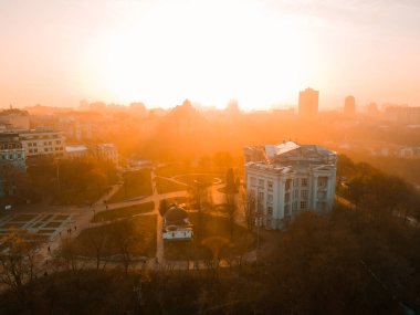 Sonbaharda gün batımında Kiev 'deki St. Andrew Kilisesinin insansız hava aracı görüntüsü.
