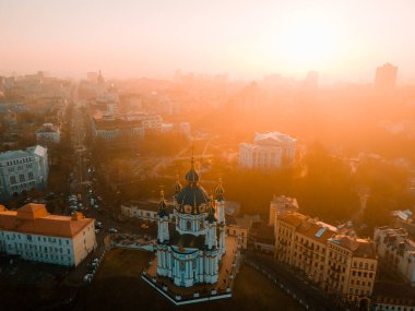 Sonbaharda gün batımında Kiev 'deki St. Andrew Kilisesinin insansız hava aracı görüntüsü.