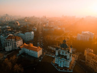Sonbaharda gün batımında Kiev 'deki St. Andrew Kilisesinin insansız hava aracı görüntüsü.