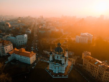 Sonbaharda gün batımında Kiev 'deki St. Andrew Kilisesinin insansız hava aracı görüntüsü.