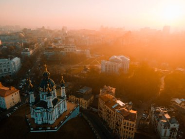 Sonbaharda gün batımında Kiev 'deki St. Andrew Kilisesinin insansız hava aracı görüntüsü.