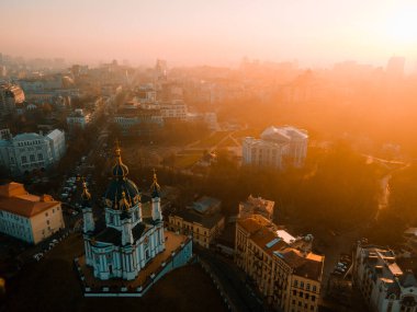 Sonbaharda gün batımında Kiev 'deki St. Andrew Kilisesinin insansız hava aracı görüntüsü.