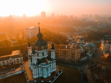 Sonbaharda gün batımında Kiev 'deki St. Andrew Kilisesinin insansız hava aracı görüntüsü.
