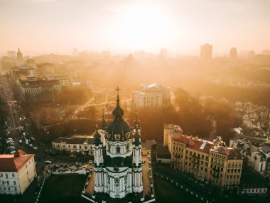 Sonbaharda gün batımında Kiev 'deki St. Andrew Kilisesinin insansız hava aracı görüntüsü.