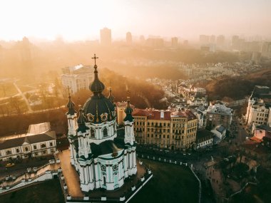 Sonbaharda gün batımında Kiev 'deki St. Andrew Kilisesinin insansız hava aracı görüntüsü.