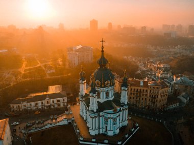 Sonbaharda gün batımında Kiev 'deki St. Andrew Kilisesinin insansız hava aracı görüntüsü.