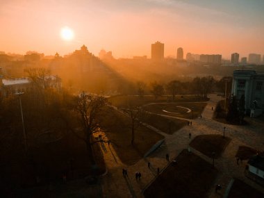 Sonbaharda gün batımında Kiev 'deki St. Andrew Kilisesinin insansız hava aracı görüntüsü.