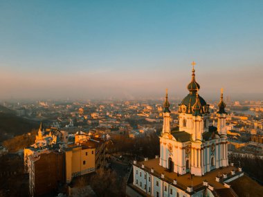 Sonbaharda gün batımında Kiev 'deki St. Andrew Kilisesinin insansız hava aracı görüntüsü.