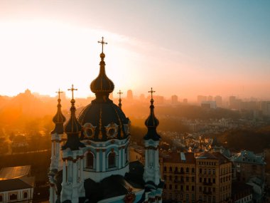 Sonbaharda gün batımında Kiev 'deki St. Andrew Kilisesinin insansız hava aracı görüntüsü.