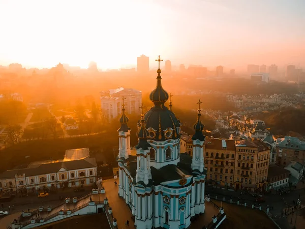 Sonbaharda gün batımında Kiev 'deki St. Andrew Kilisesinin insansız hava aracı görüntüsü.