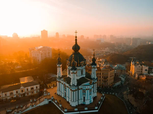 Sonbaharda gün batımında Kiev 'deki St. Andrew Kilisesinin insansız hava aracı görüntüsü.
