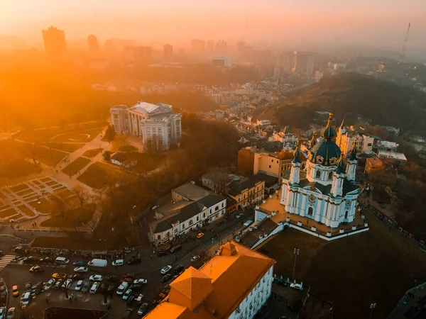 Sonbaharda gün batımında Kiev 'deki St. Andrew Kilisesinin insansız hava aracı görüntüsü.