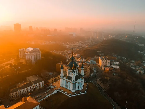 Sonbaharda gün batımında Kiev 'deki St. Andrew Kilisesinin insansız hava aracı görüntüsü.