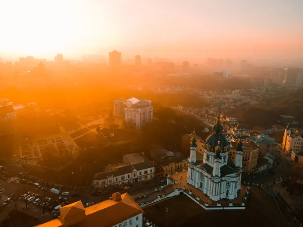 Sonbaharda gün batımında Kiev 'deki St. Andrew Kilisesinin insansız hava aracı görüntüsü.