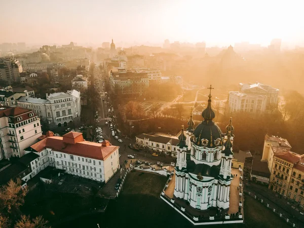 Sonbaharda gün batımında Kiev 'deki St. Andrew Kilisesinin insansız hava aracı görüntüsü.