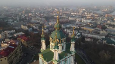 Sonbaharda gün batımında Kiev 'deki St. Andrews Kilisesinin insansız hava aracı görüntüsü.