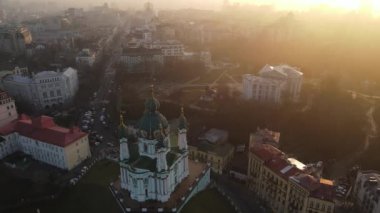 Sonbaharda gün batımında Kiev 'deki St. Andrews Kilisesinin insansız hava aracı görüntüsü.