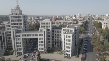 İHA 'dan Kharkov şehrine öğleden sonra hava bulutlu ve açık havada hava görüntüsü